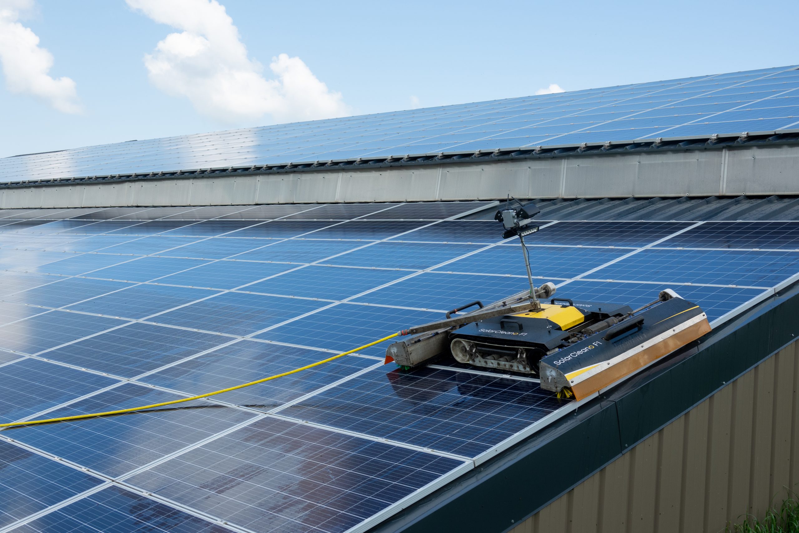 Robot SolarCleano en un campo fotovoltaico