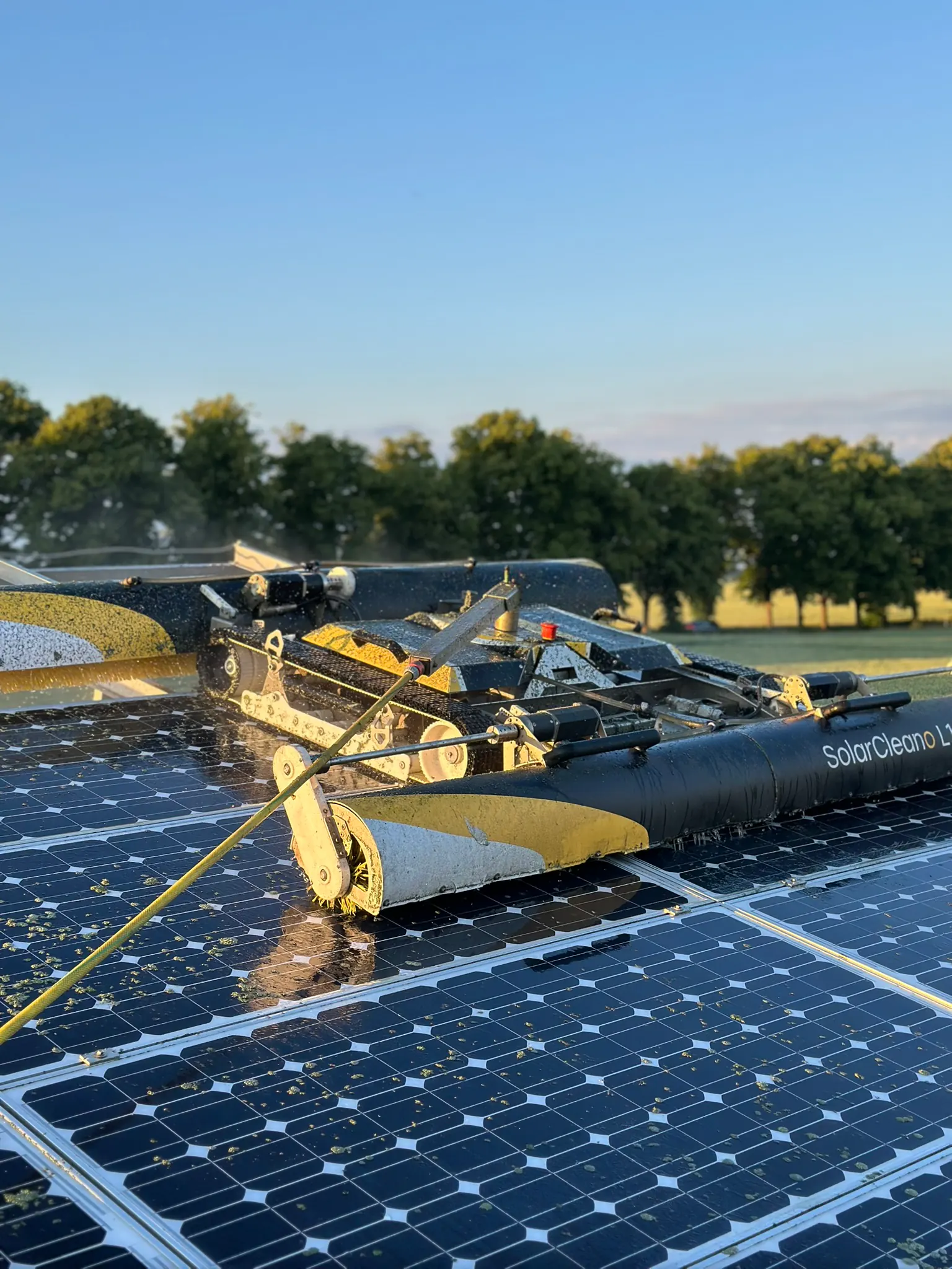 Robot F1 en acción sobre paneles con luz cálida de atardecer