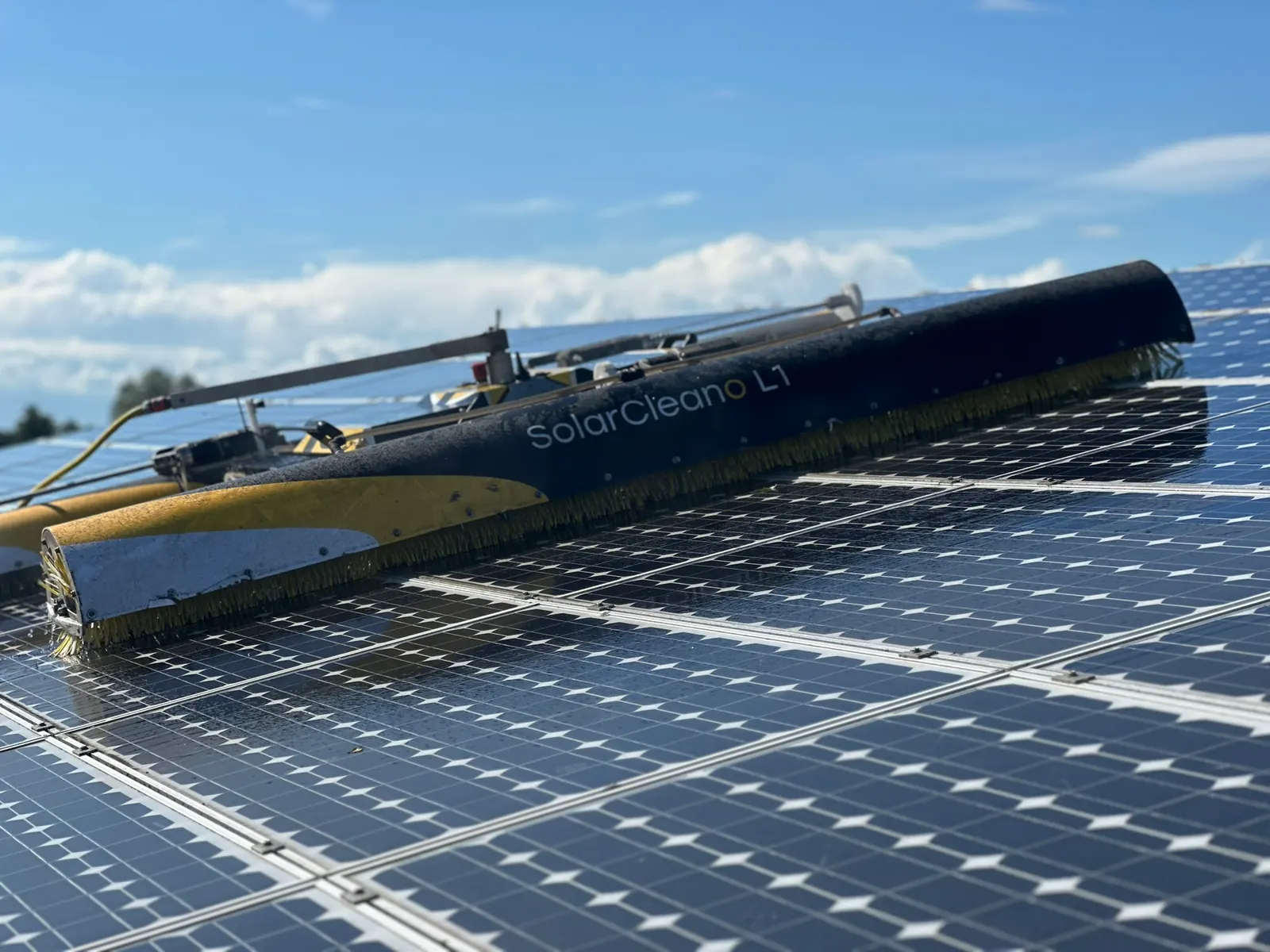 Robot L1 en una planta fotovoltaica a cielo abierto