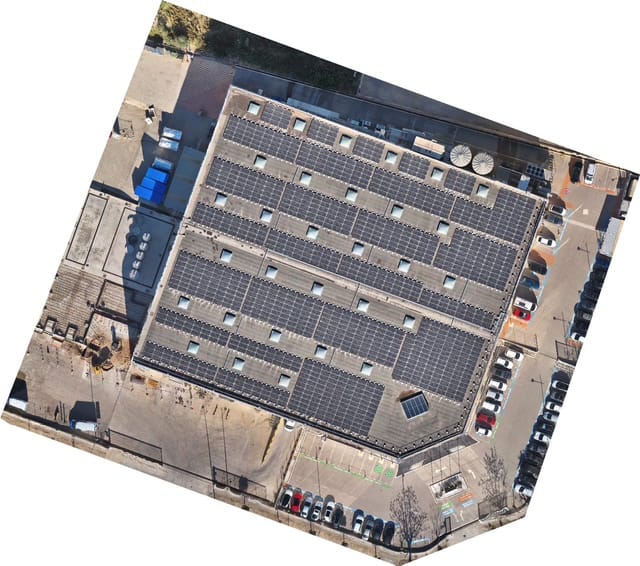 Vista aérea RGB de la misma cubierta fotovoltaica